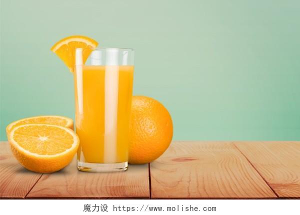 新鲜橙汁切开橙子一杯橙汁橙色液体果汁背景图片